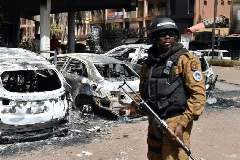 Doan xe tiep te trung bom o Burkina Faso, 35 nguoi chet hinh anh