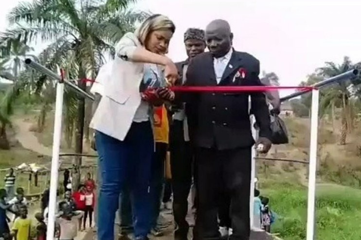 Cau sap ngay khi duoc cat bang khanh thanh o Congo hinh anh