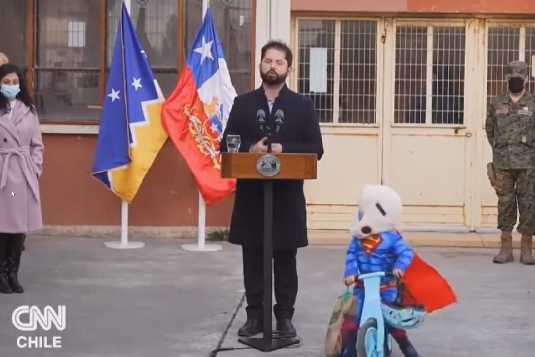 'Sieu nhan nhi' chiem song bai phat bieu cua tong thong Chile hinh anh