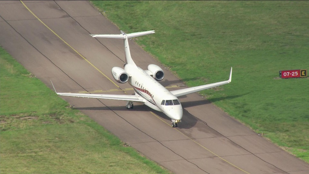 150.000 nguoi theo doi chuyen bay cua Vua Charles III hinh anh