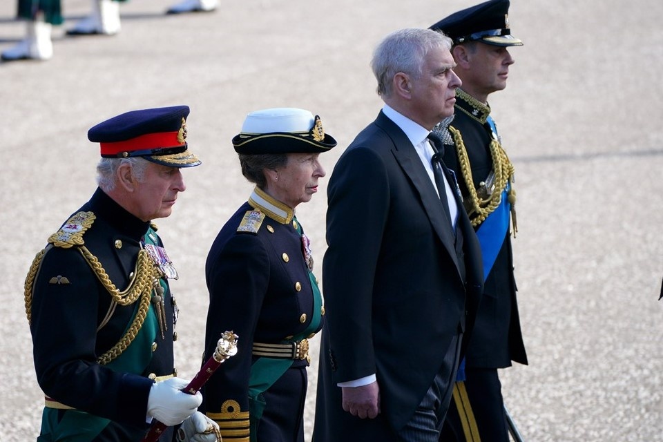 Bo au phuc tach biet cua Hoang tu Andrew trong le ruoc linh cuu hinh anh