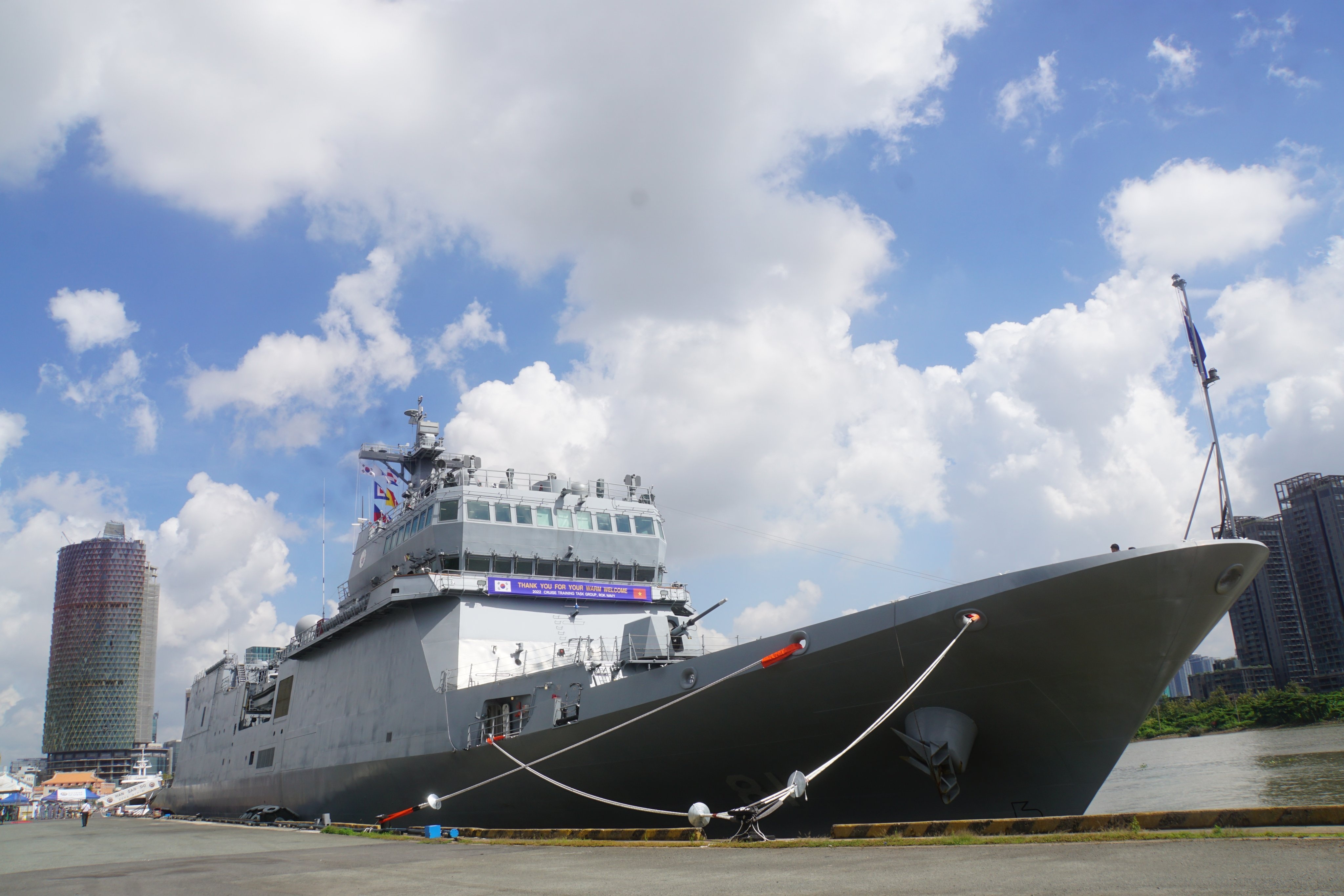 Tau chien Han Quoc cap cang Nha Rong hinh anh