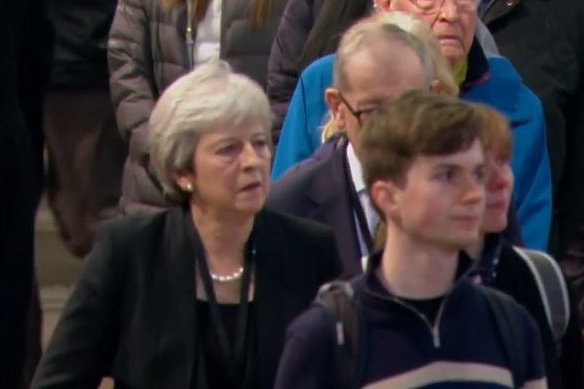 Ba Theresa May khuyu goi vieng nu hoang hinh anh