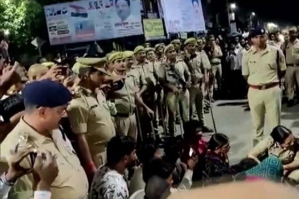 An Do day song vi hai chi em bi cuong hiep, treo co hinh anh