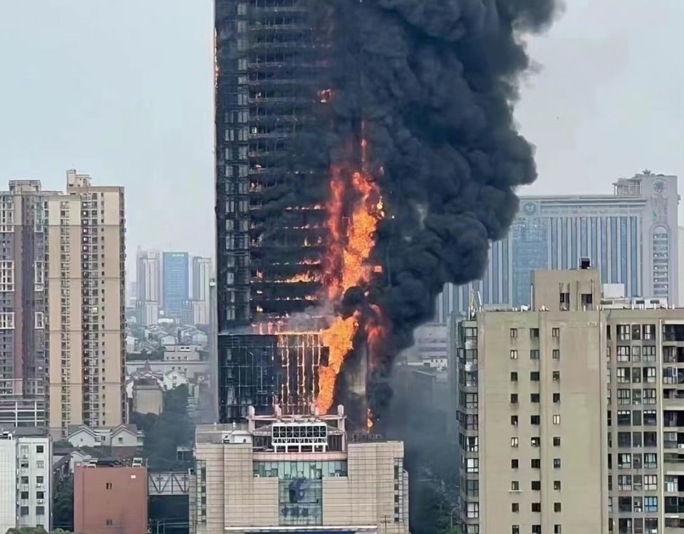 Chay lon tai toa nha choc troi o Trung Quoc hinh anh