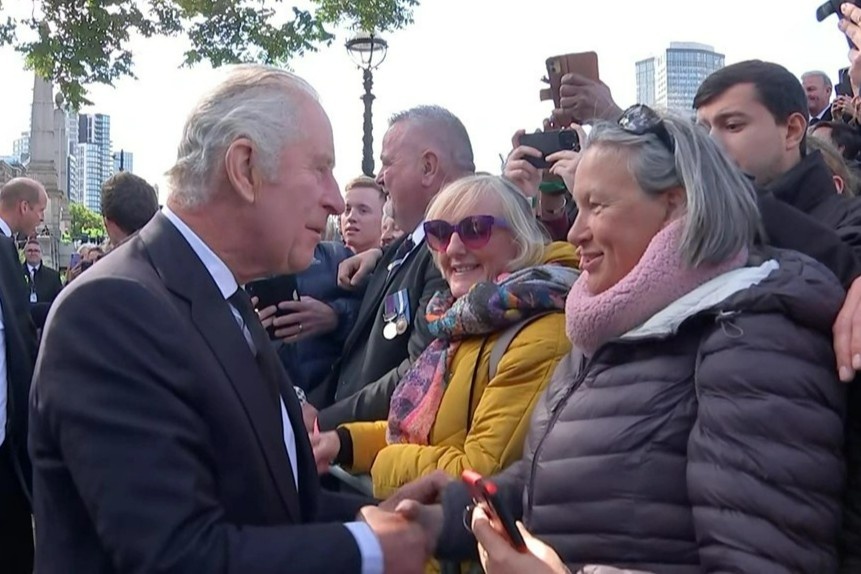 Vua Charles III bat ngo gap nhung nguoi cho vieng nu hoang hinh anh