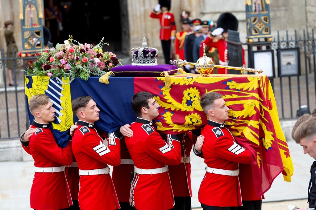 Chang cuoi trong tang le nu hoang Anh hinh anh