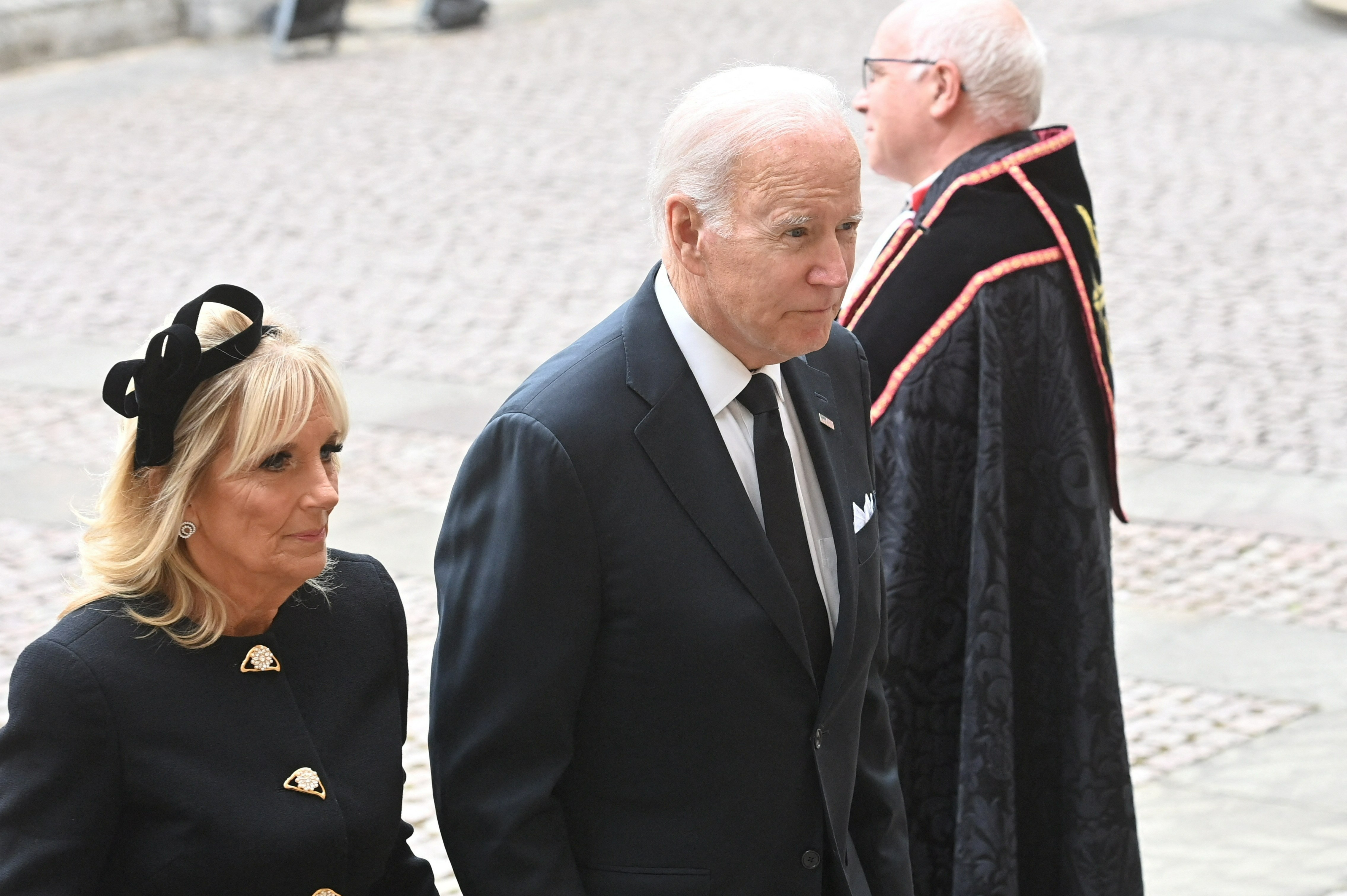 Toi tre trong tang le nu hoang Anh, ong Biden phai dung doi hinh anh