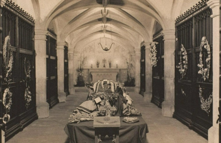 Ben trong ham mo 200 nam tuoi cua hoang gia Anh hinh anh