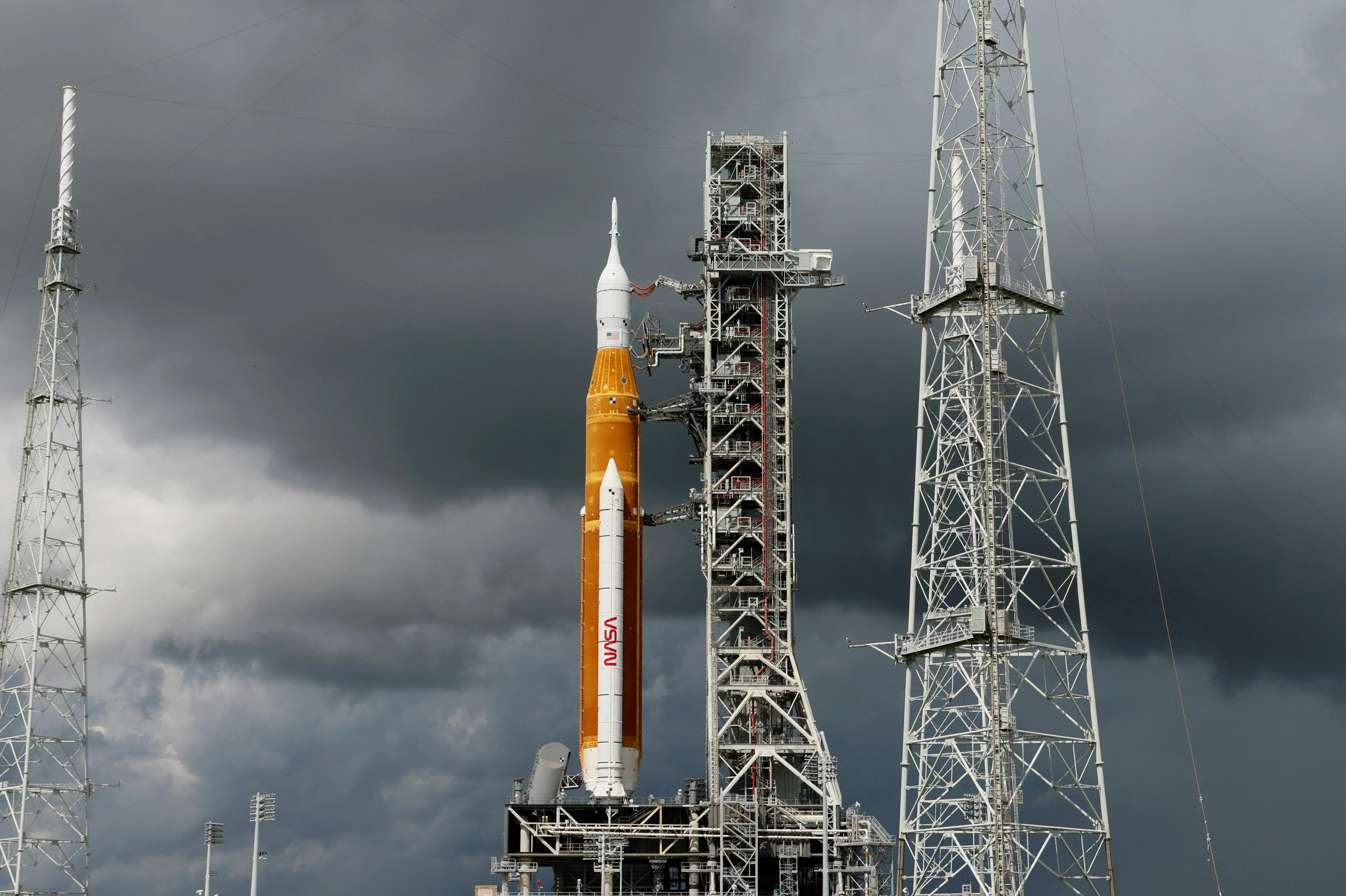 Bao Ian khien NASA lai lo hen voi Mat Trang hinh anh