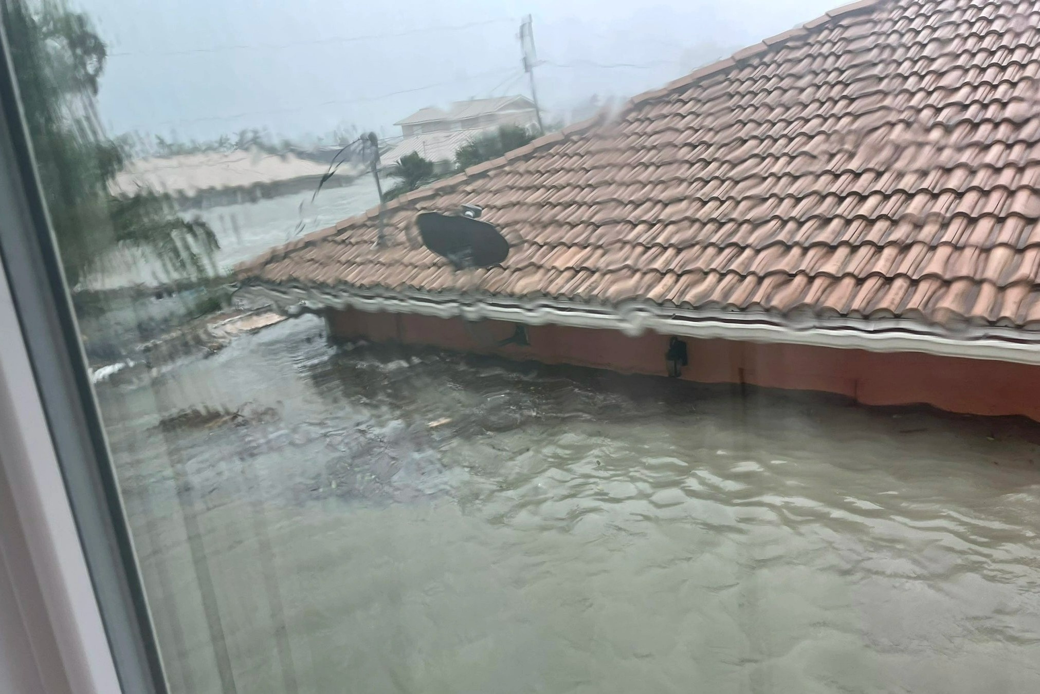 Trieu cuong cao gan 2 m o Florida khi bao Ian do bo hinh anh