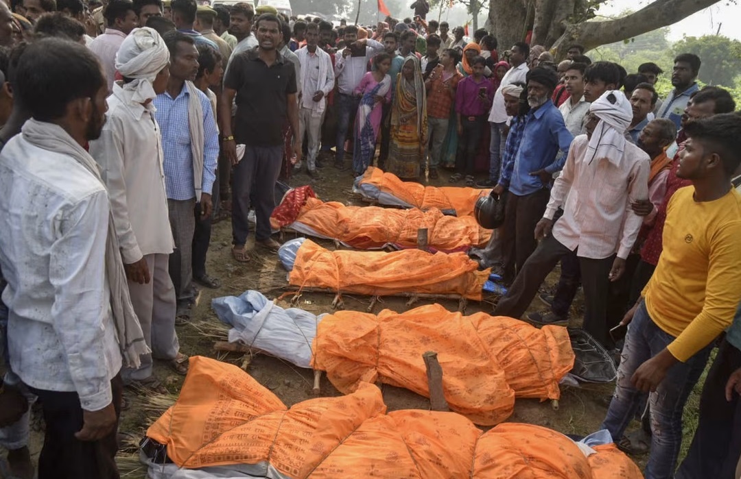 Xe cong nong roi xuong ao o An Do, 26 nguoi thiet mang hinh anh