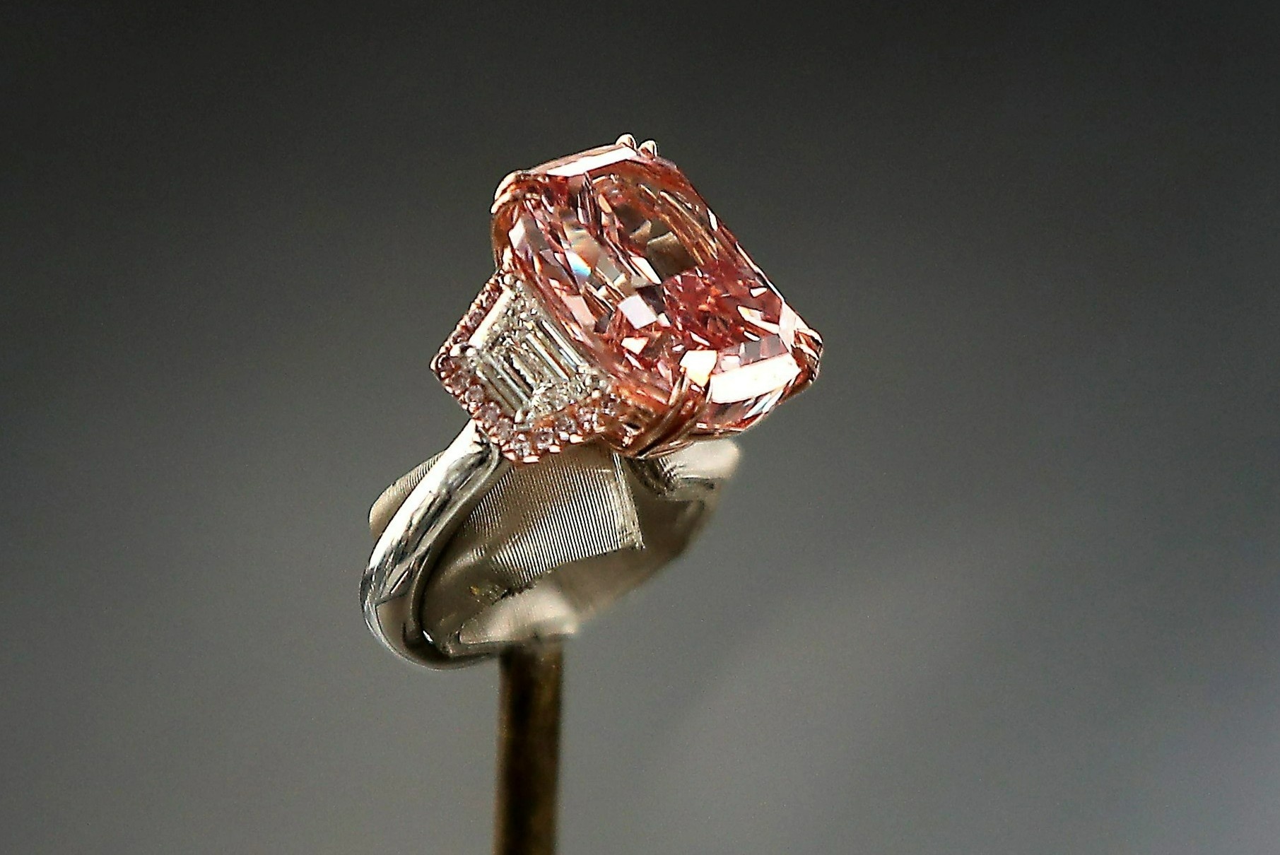 Kim cuong hong sieu hiem pha ky luc ve gia hinh anh