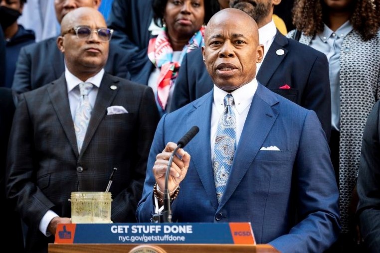 New York ban bo tinh trang khan cap hinh anh