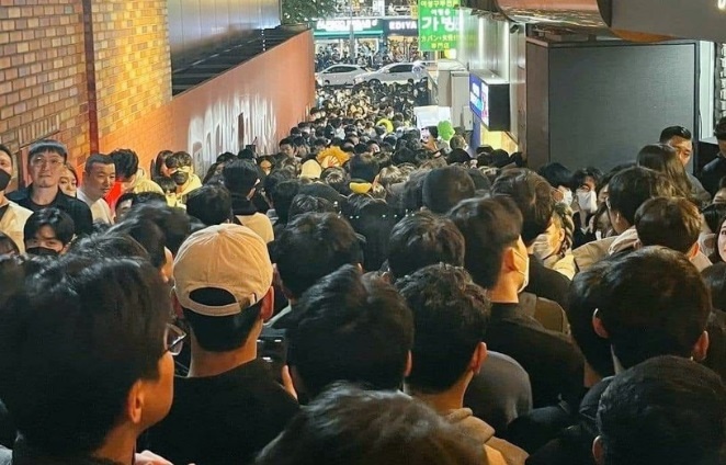 Dam dong day dac bat thuong truoc tham kich dem Halloween o Itaewon hinh anh