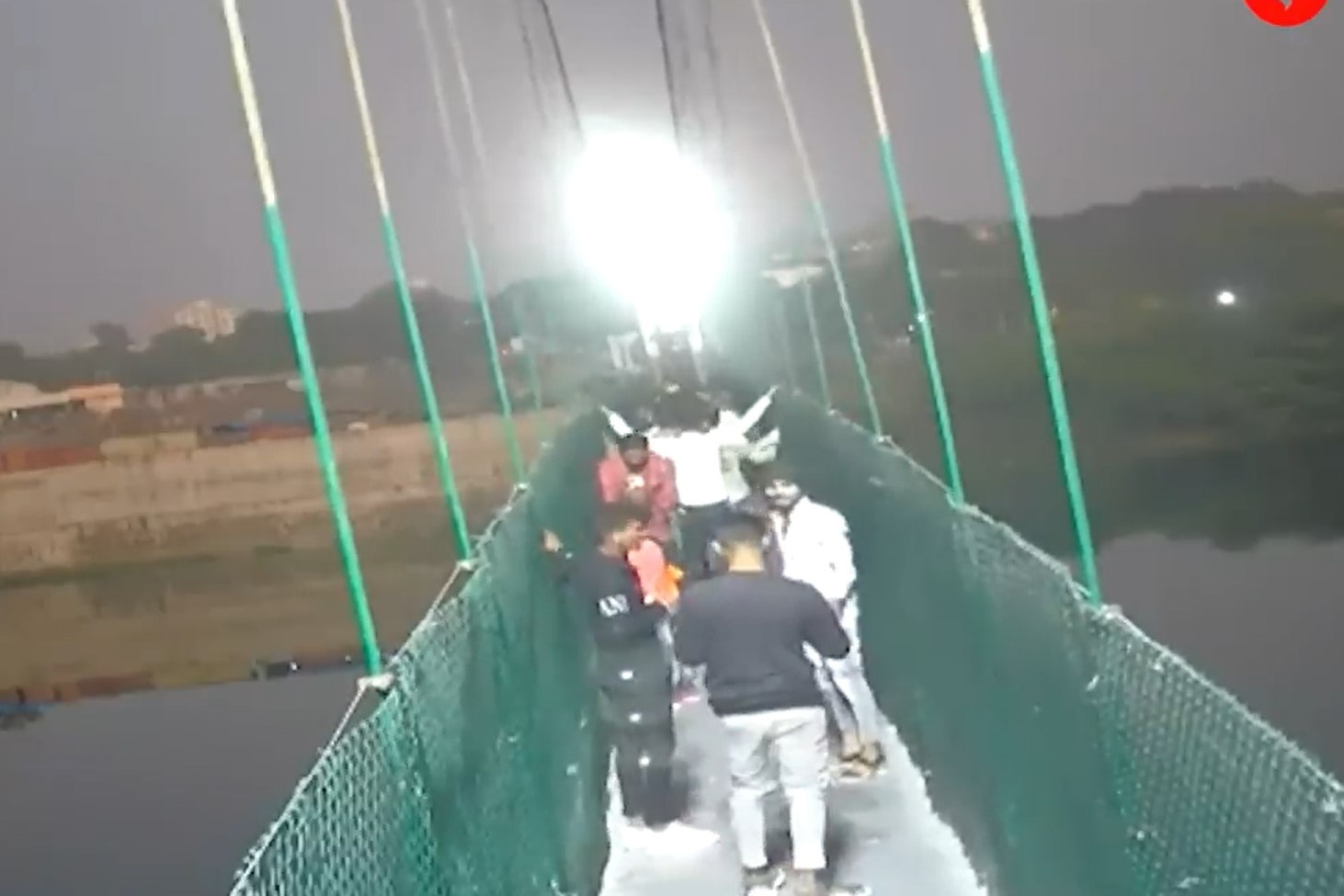 Khoanh khac cau treo rung lac truoc tham kich o An Do hinh anh