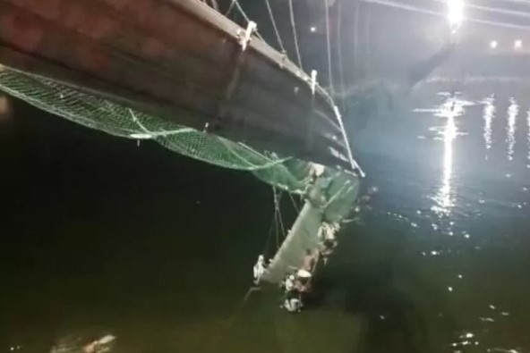 Nguoi dan bam vao luoi cau treo bi sap o An Do de thoat nan hinh anh