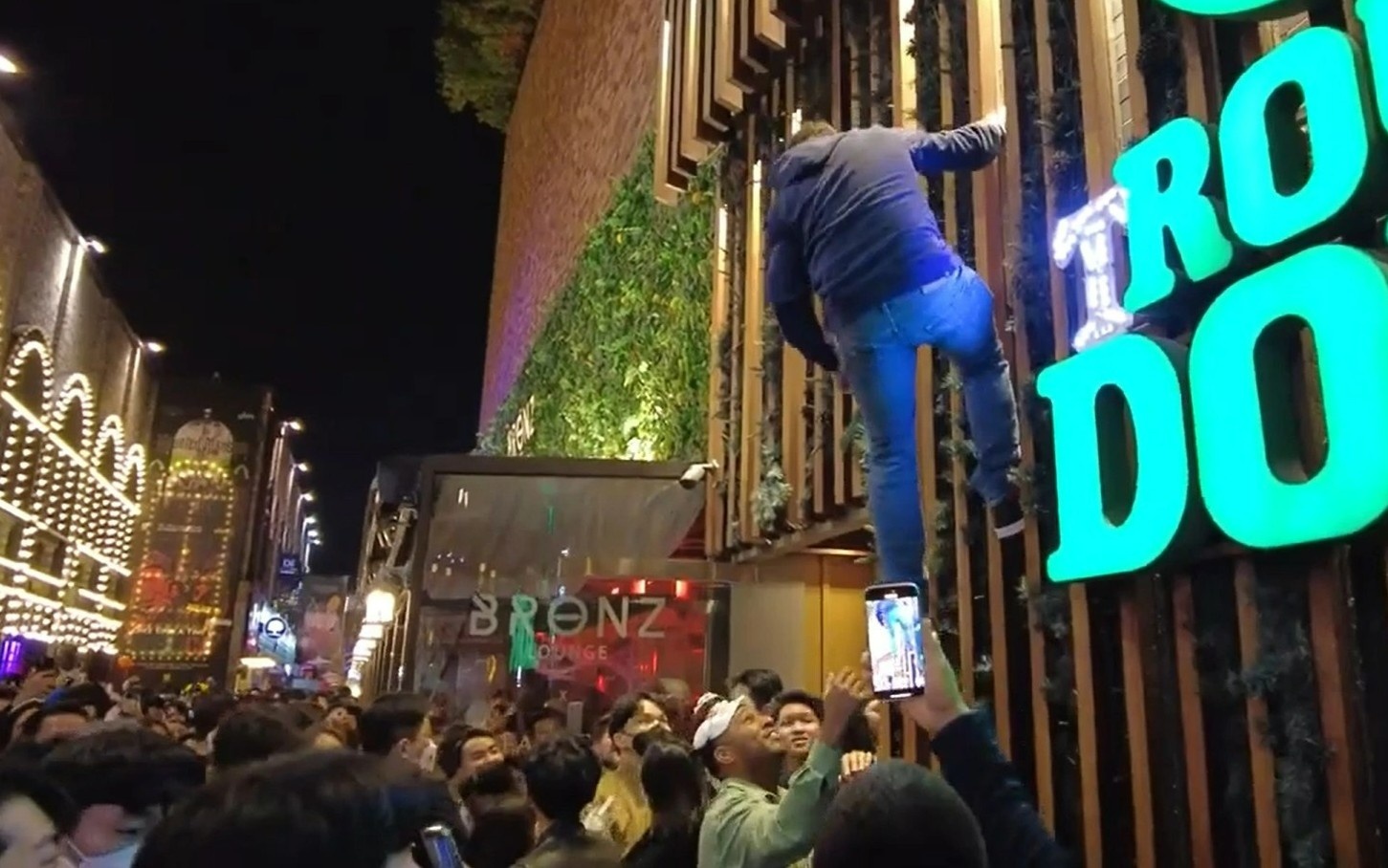 Nguoi dan ong leo tuong tranh dam dong o Itaewon hinh anh