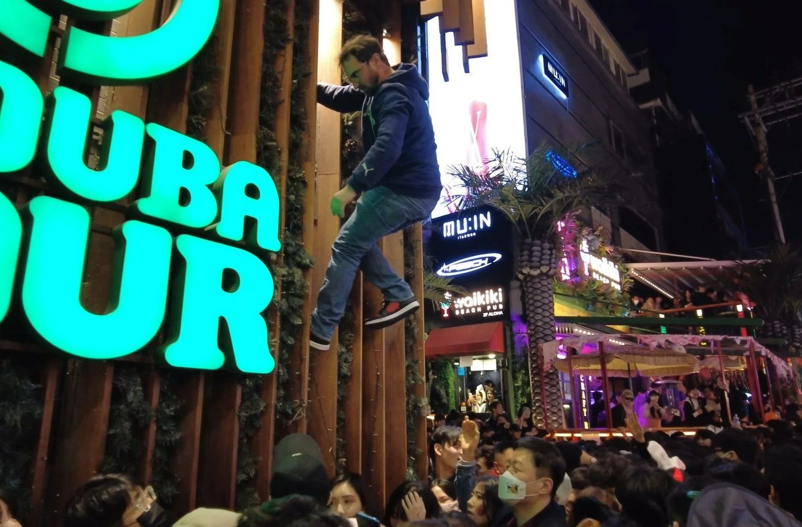 Nhung cach sinh ton neu o trong dam dong chen ep nhau hinh anh