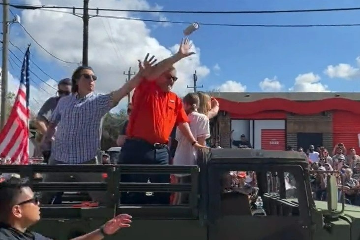 Thuong nghi si Ted Cruz bi nem lon bia trung nguoi hinh anh