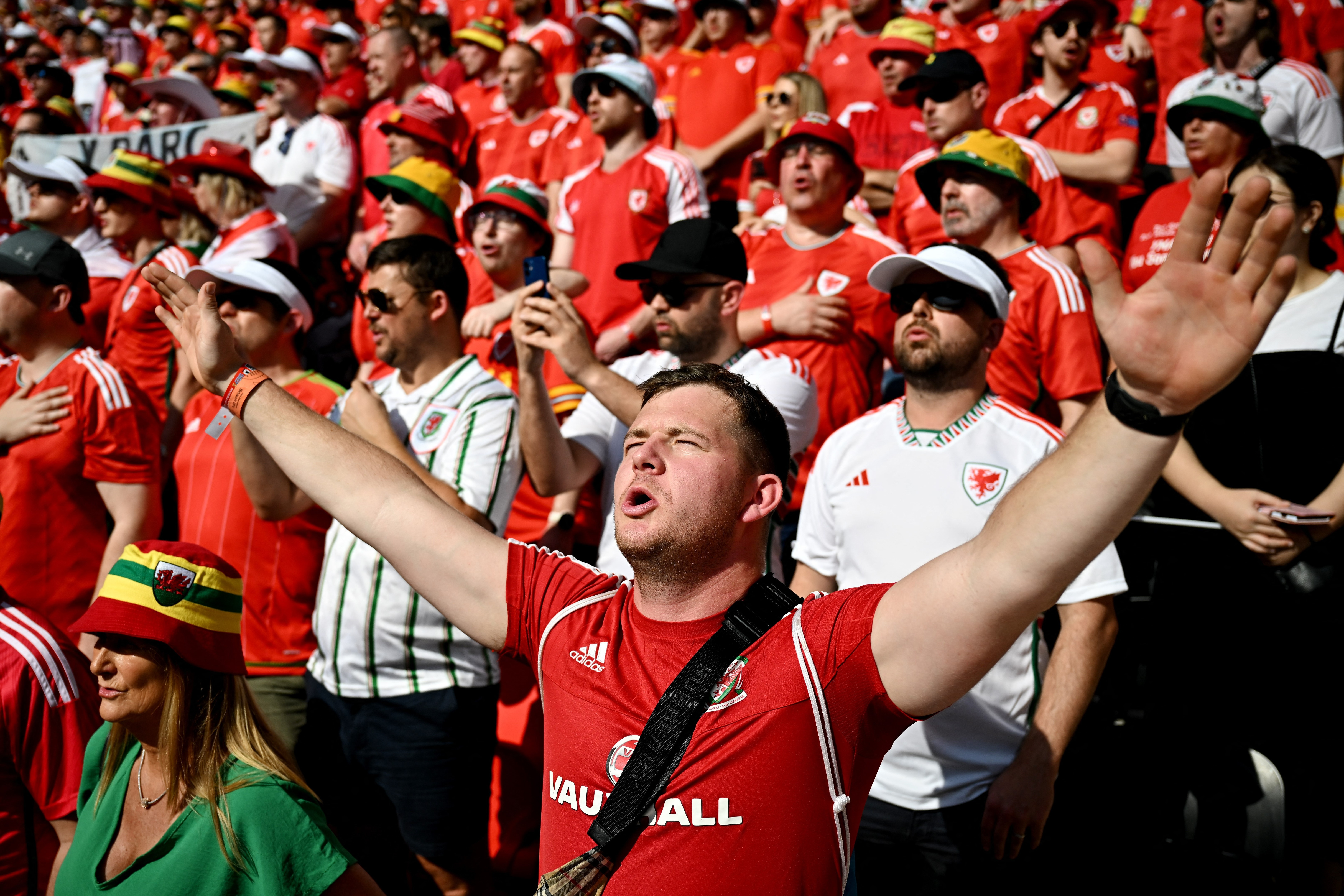 Cay viet FT: 'Toi o Qatar nhung World Cup dien ra o que nha' hinh anh