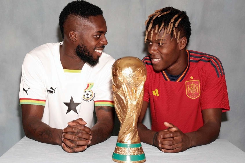 Gia dinh o Tay Ban Nha co con choi cho 2 doi khac nhau tai World Cup hinh anh