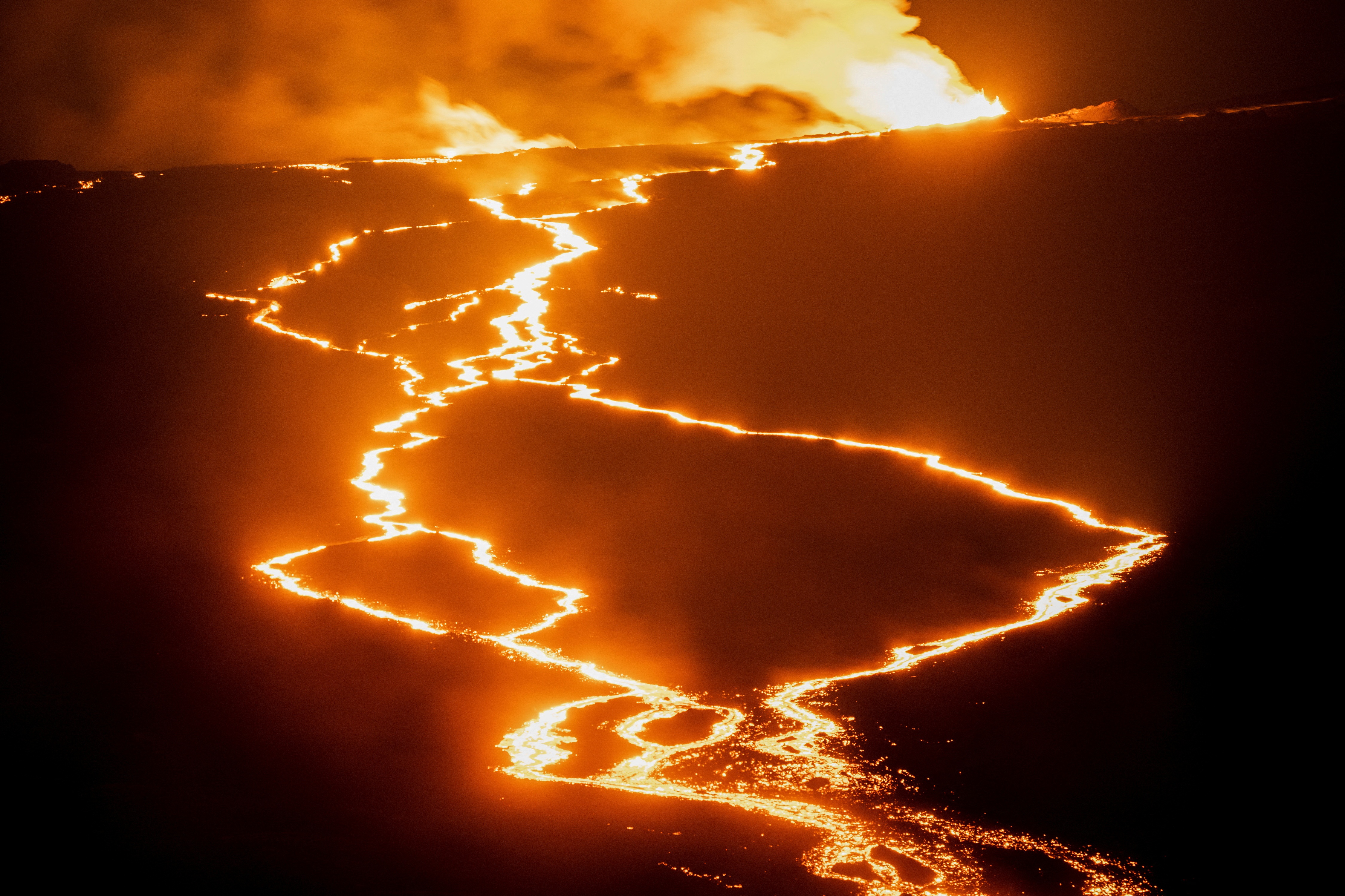 Dan do xo di xem dung nham tu sieu nui lua o Hawaii hinh anh