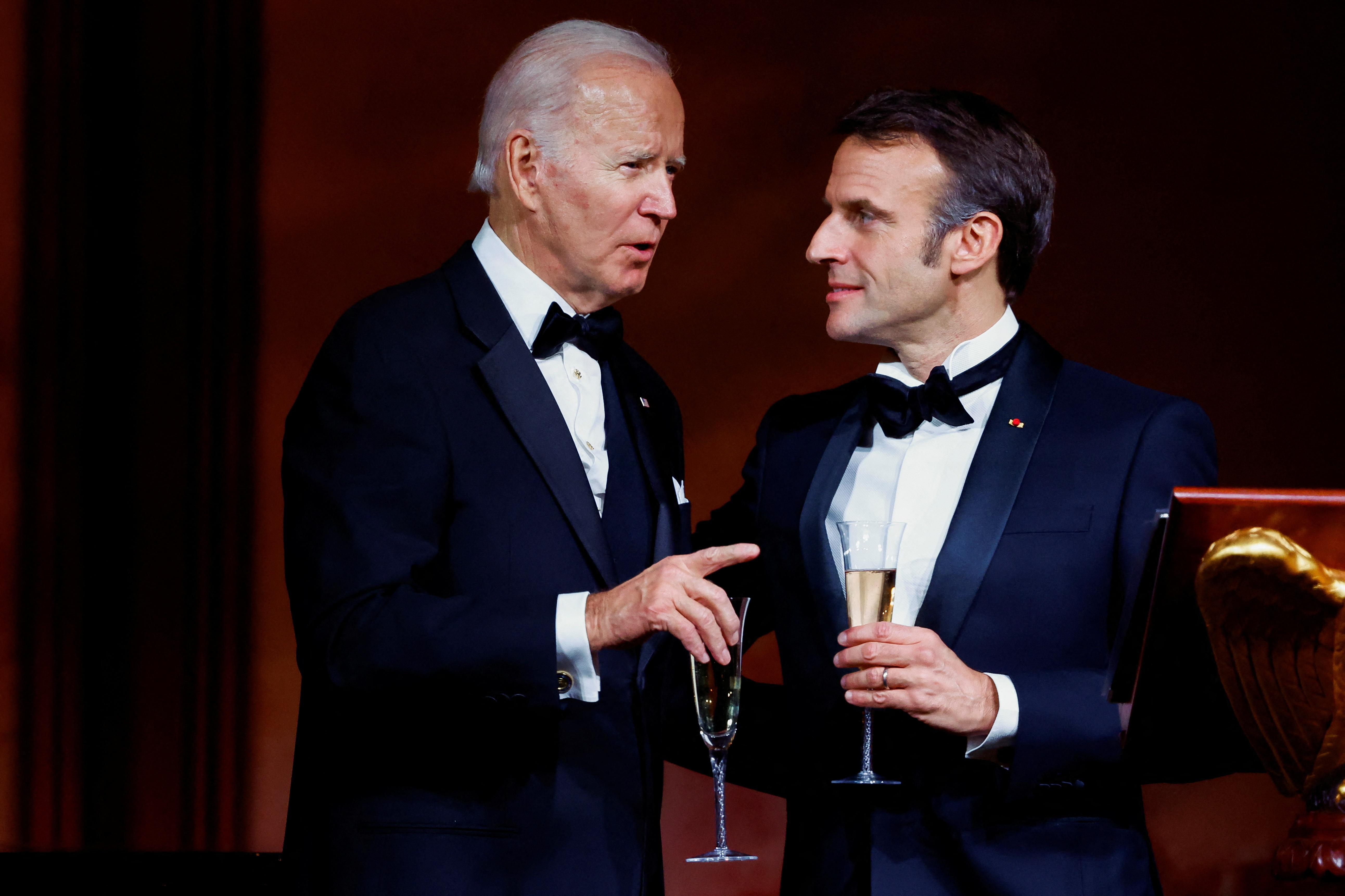 Tinh ban giua ong Biden - Macron hinh anh