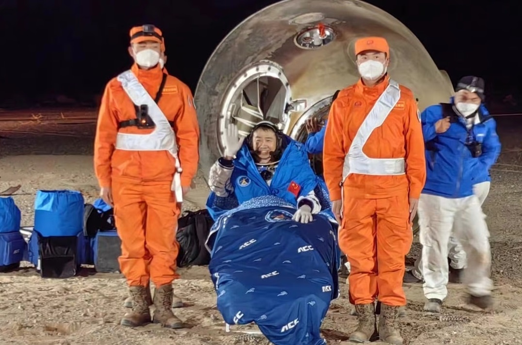 Tau Than Chau 14 ve Trai Dat an toan hinh anh