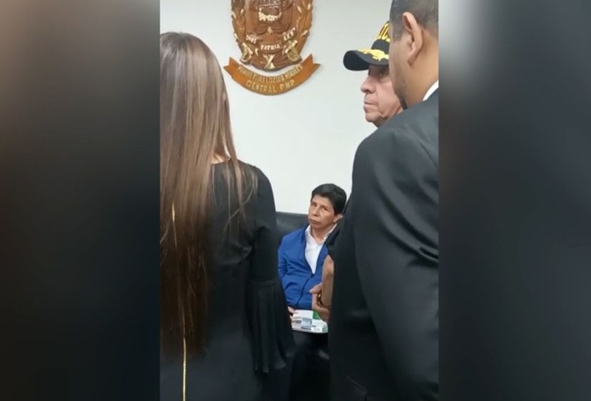 Ong Pedro Castillo tim cach chay ra khoi dinh tong thong hinh anh