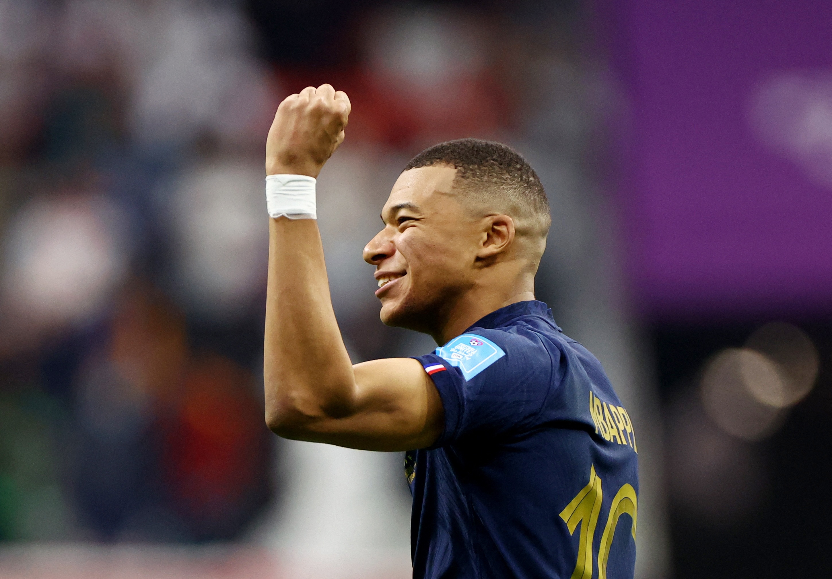Mbappe con cach 'hao quang cua nhung huyen thoai' 2 chien thang nua hinh anh