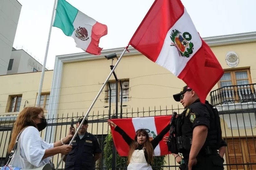 Peru yeu cau dai su Mexico phai roi di trong 72 gio hinh anh