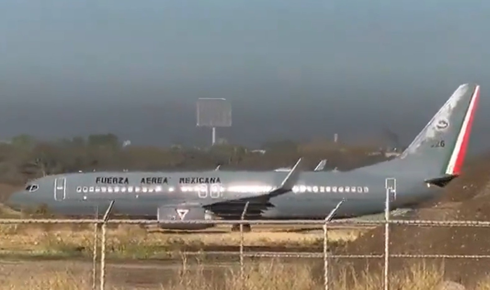 May bay quan doi Mexico bi tan cong sau khi con trai El Chapo bi bat hinh anh