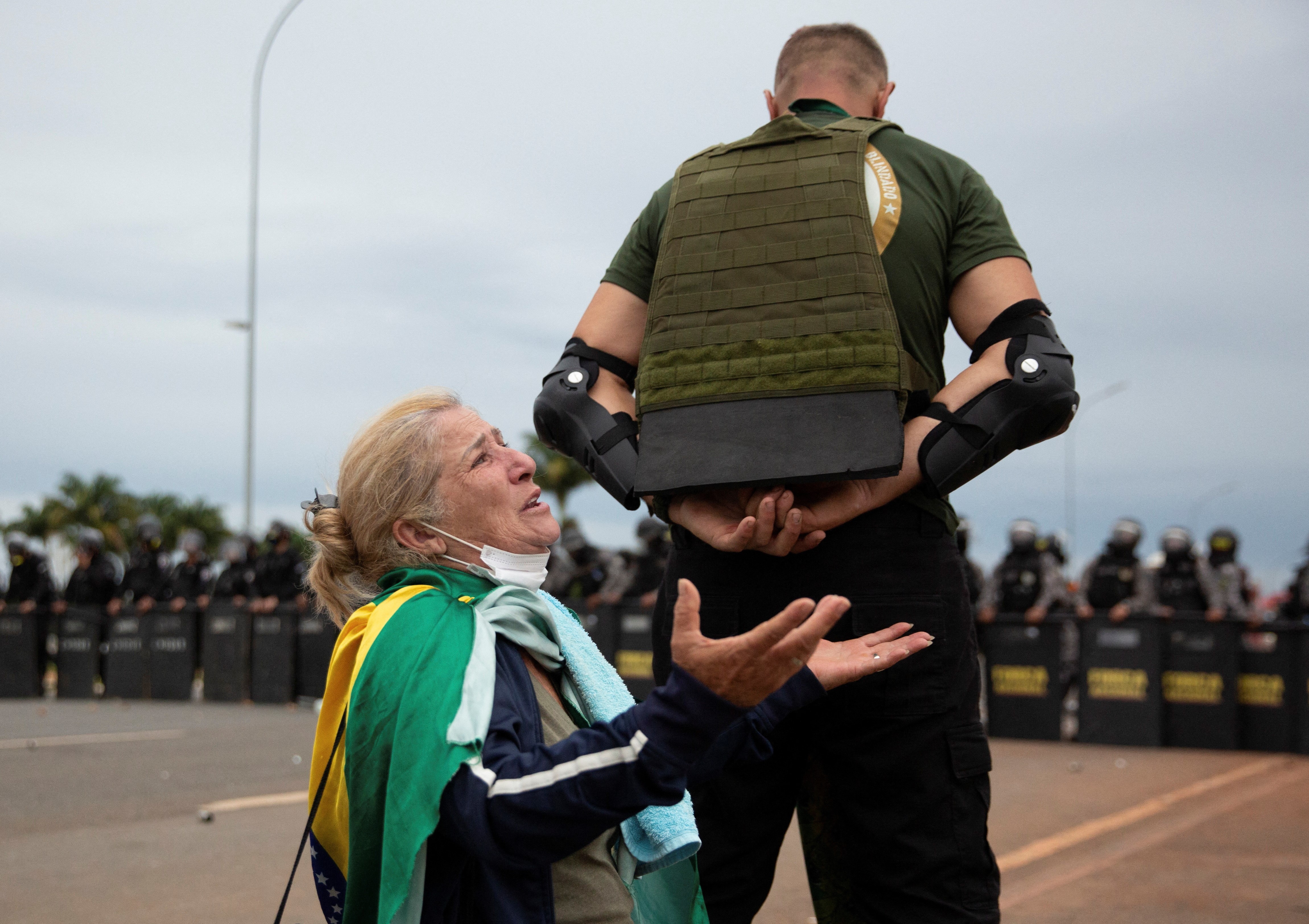 Thong doc thu do Brazil bi dinh chi sau vu bao loan hinh anh