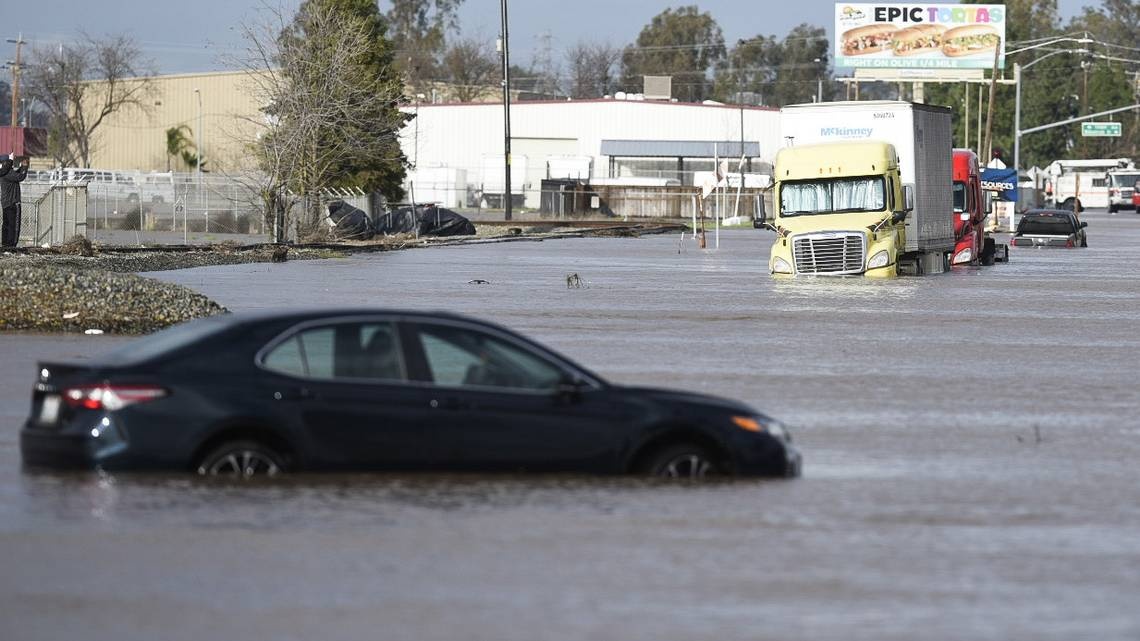 Thi tran o California bi nhan chim hinh anh