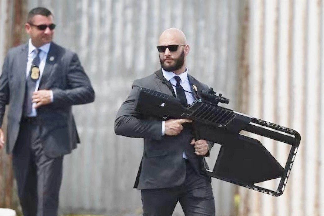 Buc anh ve si Brazil om sung ban drone thanh tam diem chu y the gioi hinh anh