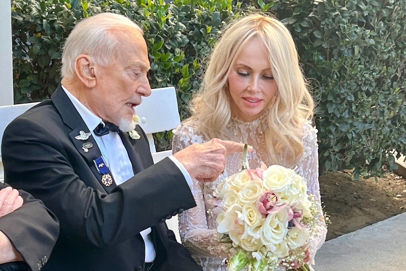 Nguoi thu hai dat chan len Mat Trang ket hon o tuoi 93 hinh anh