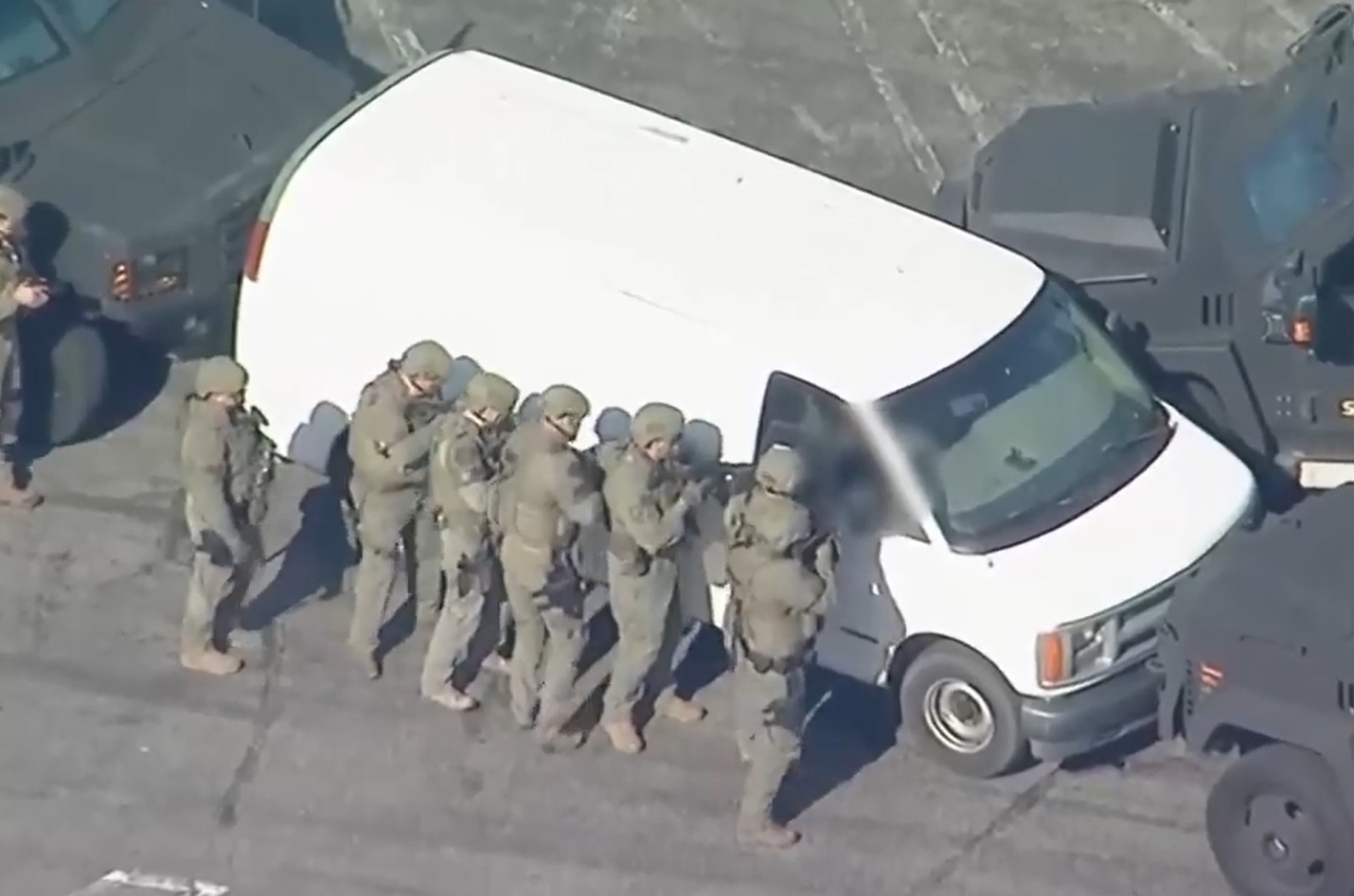 Nghi pham tu sat trong xe sau vu xa sung dem giao thua o California hinh anh