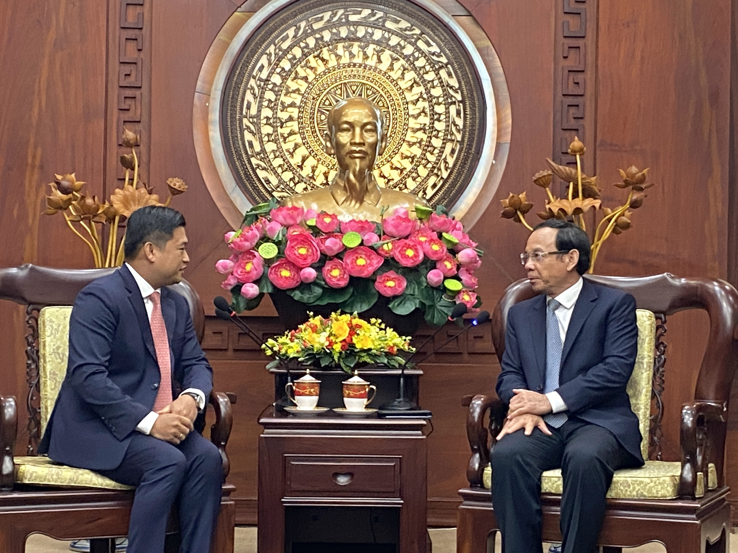 Tong lanh su Campuchia: Tinh cam nguoi dan TP.HCM khong gi sanh bang hinh anh