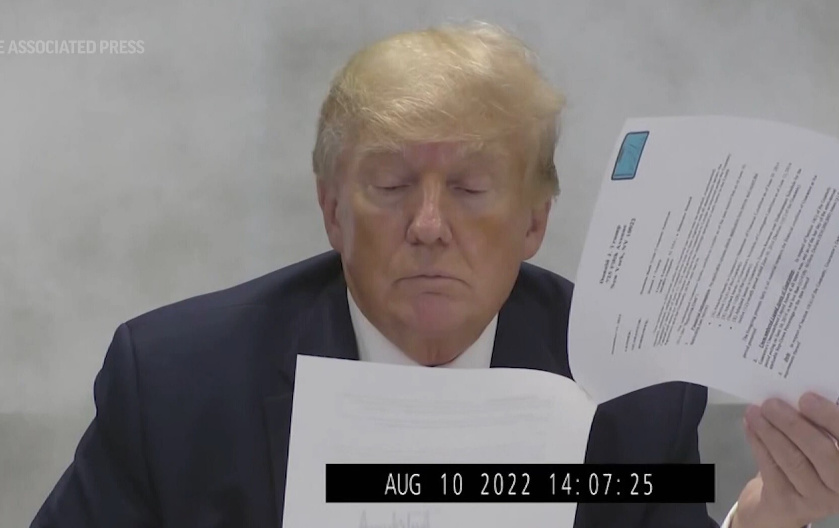 Ong Trump lien tuc vien quyen im lang khi duoc tham van hinh anh