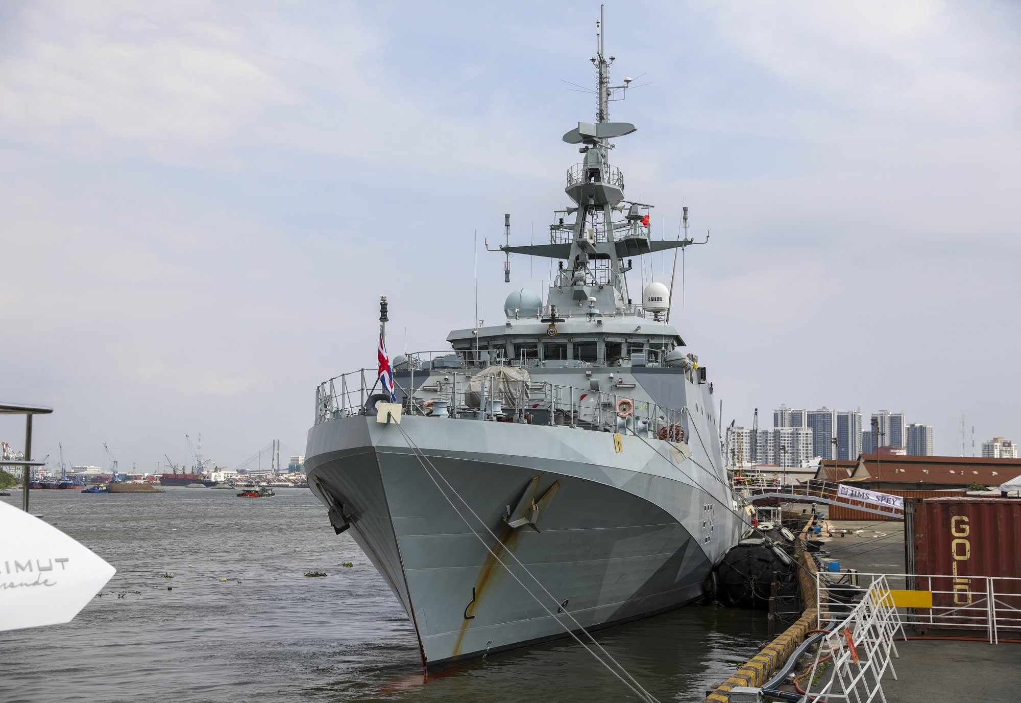 Tau tuan tra Hai quan Anh cap cang Nha Rong hinh anh