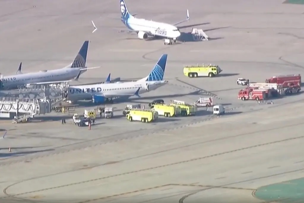 May bay United Airlines phai quay dau do pin laptop boc chay hinh anh