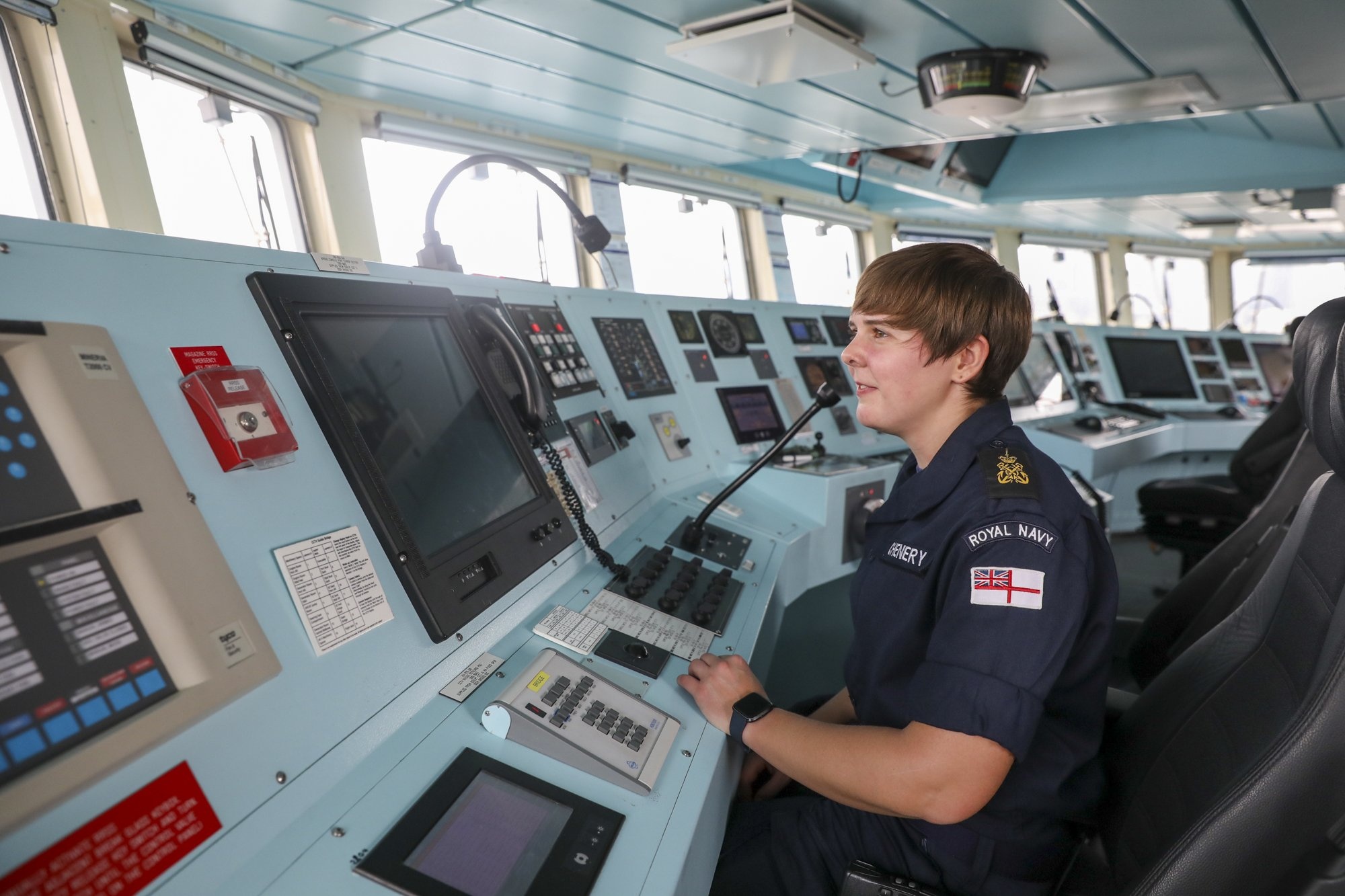 Ben trong tau HMS Spey cua Hai quan Anh cap cang Nha Rong hinh anh