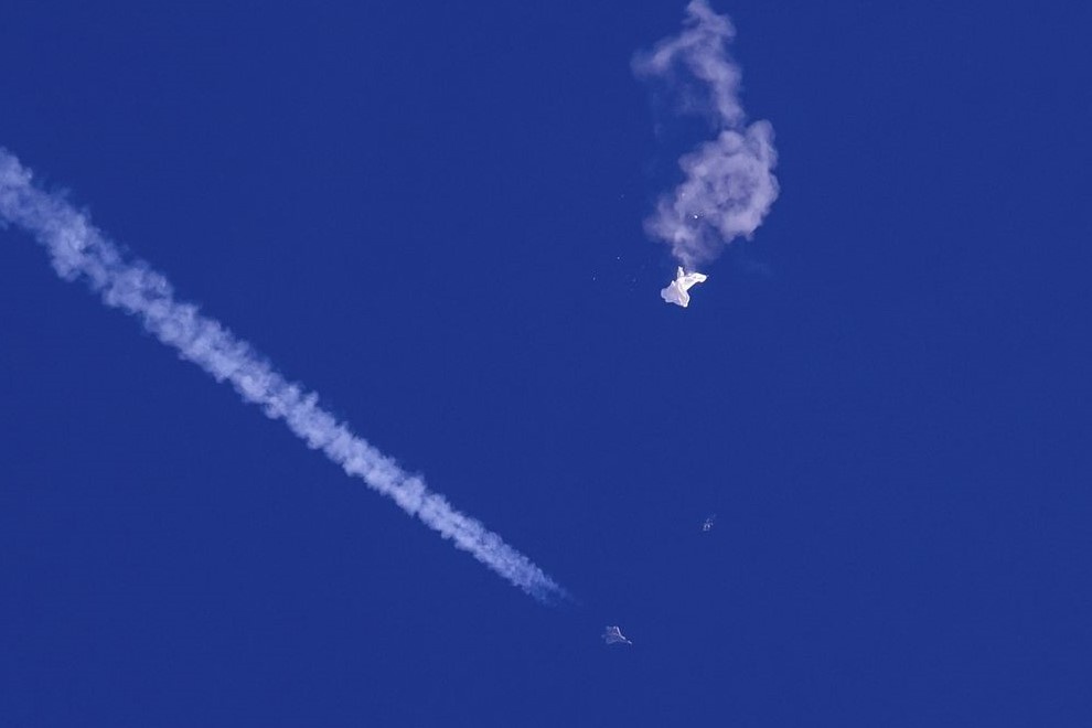 My ban roi UFO bay ben tren bang Alaska hinh anh