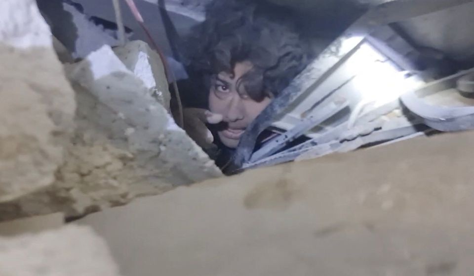 Loi cau khan cua nguoi cha Syria mat 6 dua con sau dong dat huy diet hinh anh