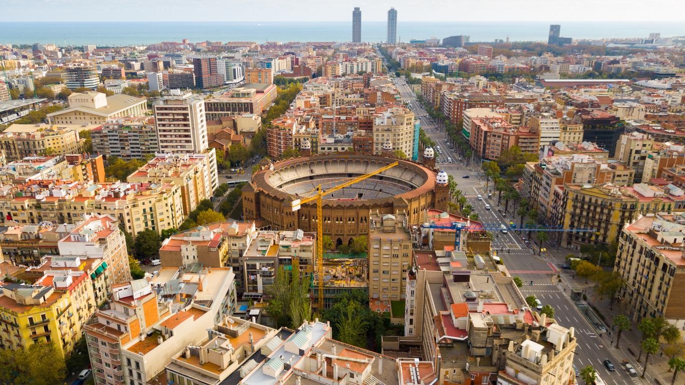 Chu tiem Barcelona bi phat vi 'tuyen nu tren 40 tuoi' hinh anh