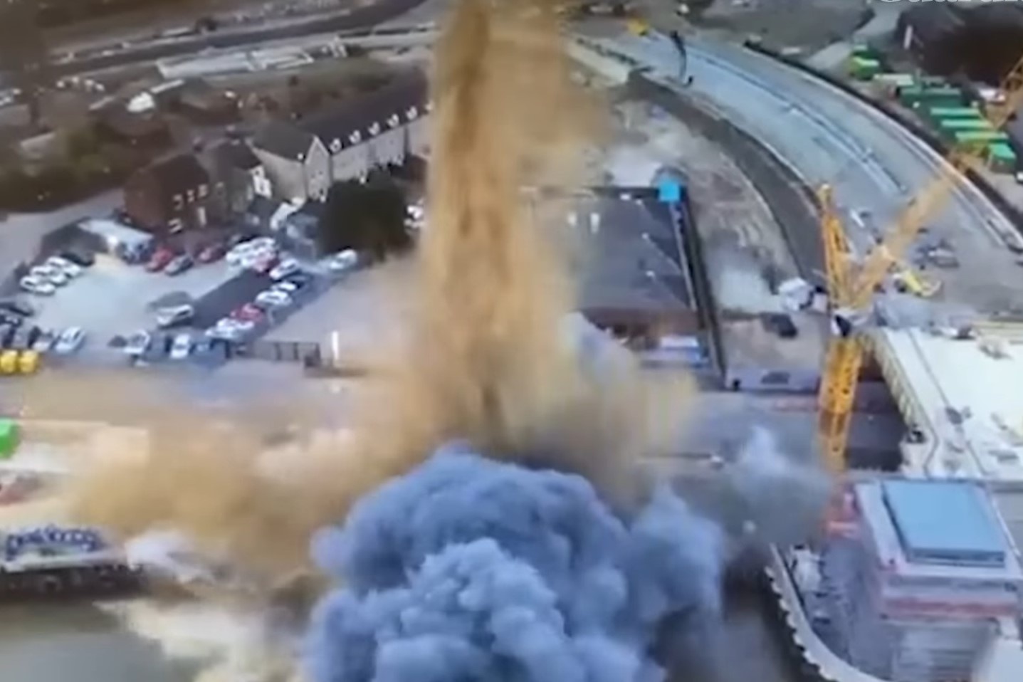 Khoanh khac qua bom tu The chien II bat ngo phat no o Anh hinh anh