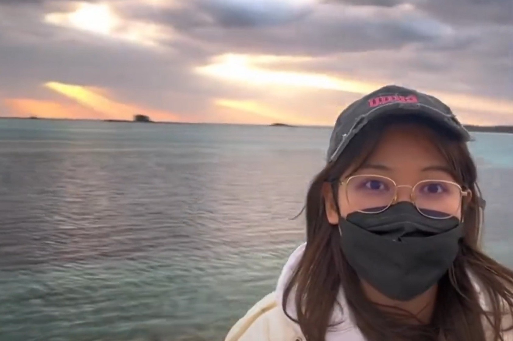 Mot phu nu Trung Quoc tuyen bo mua dao hoang gan can cu khong quan My hinh anh