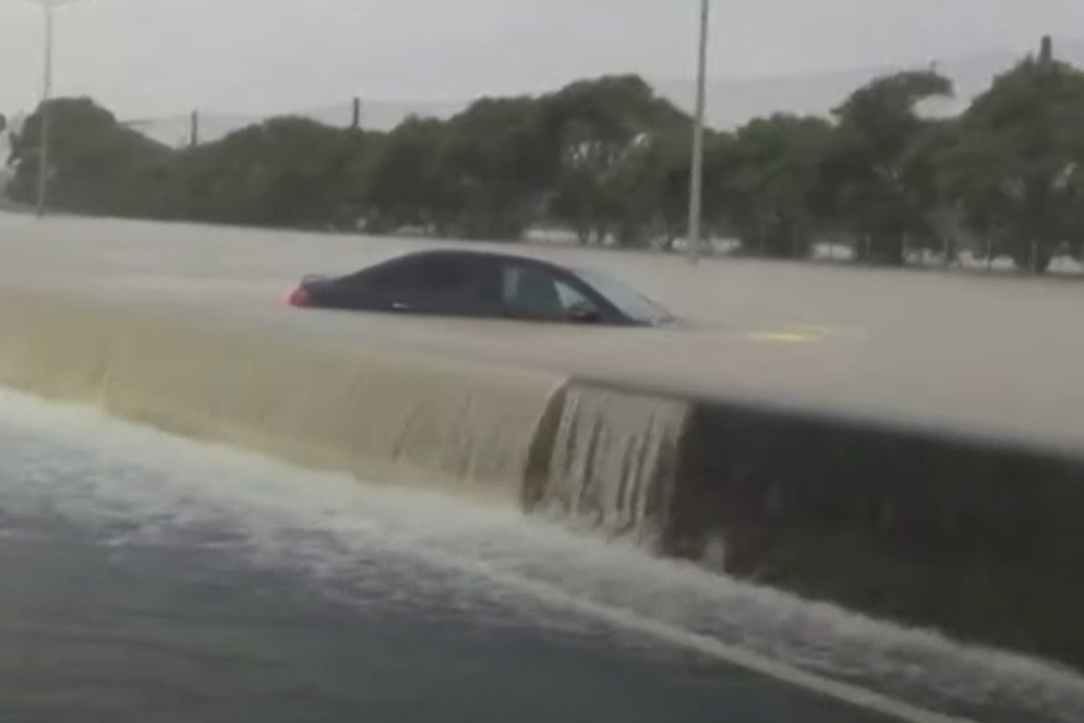 Oto ngap trong bien nuoc giua luc New Zealand ap tinh trang khan cap hinh anh