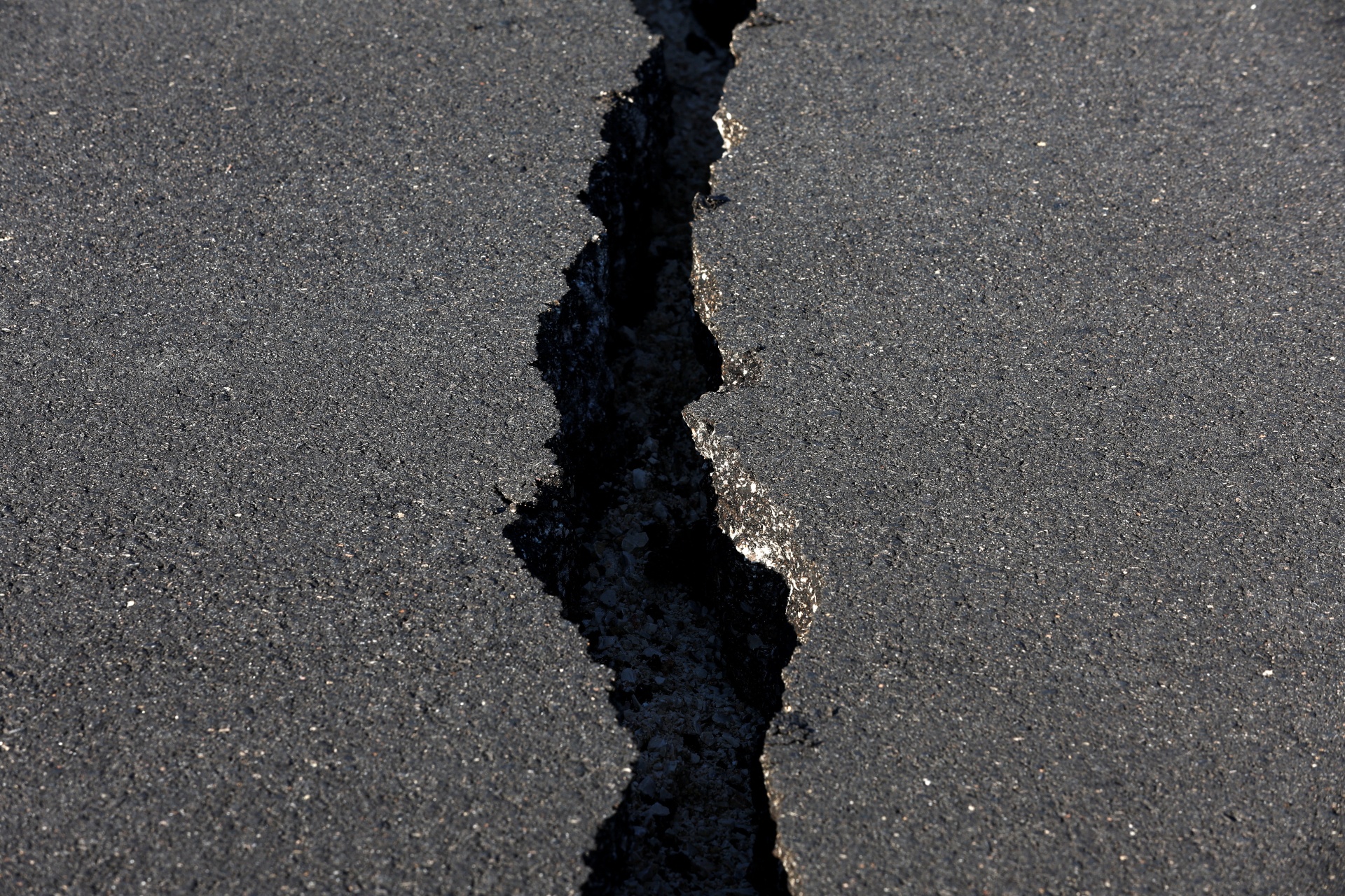 Vet nut gay chang chit o ngoi lang Tho Nhi Ky sau dong dat tham khoc hinh anh